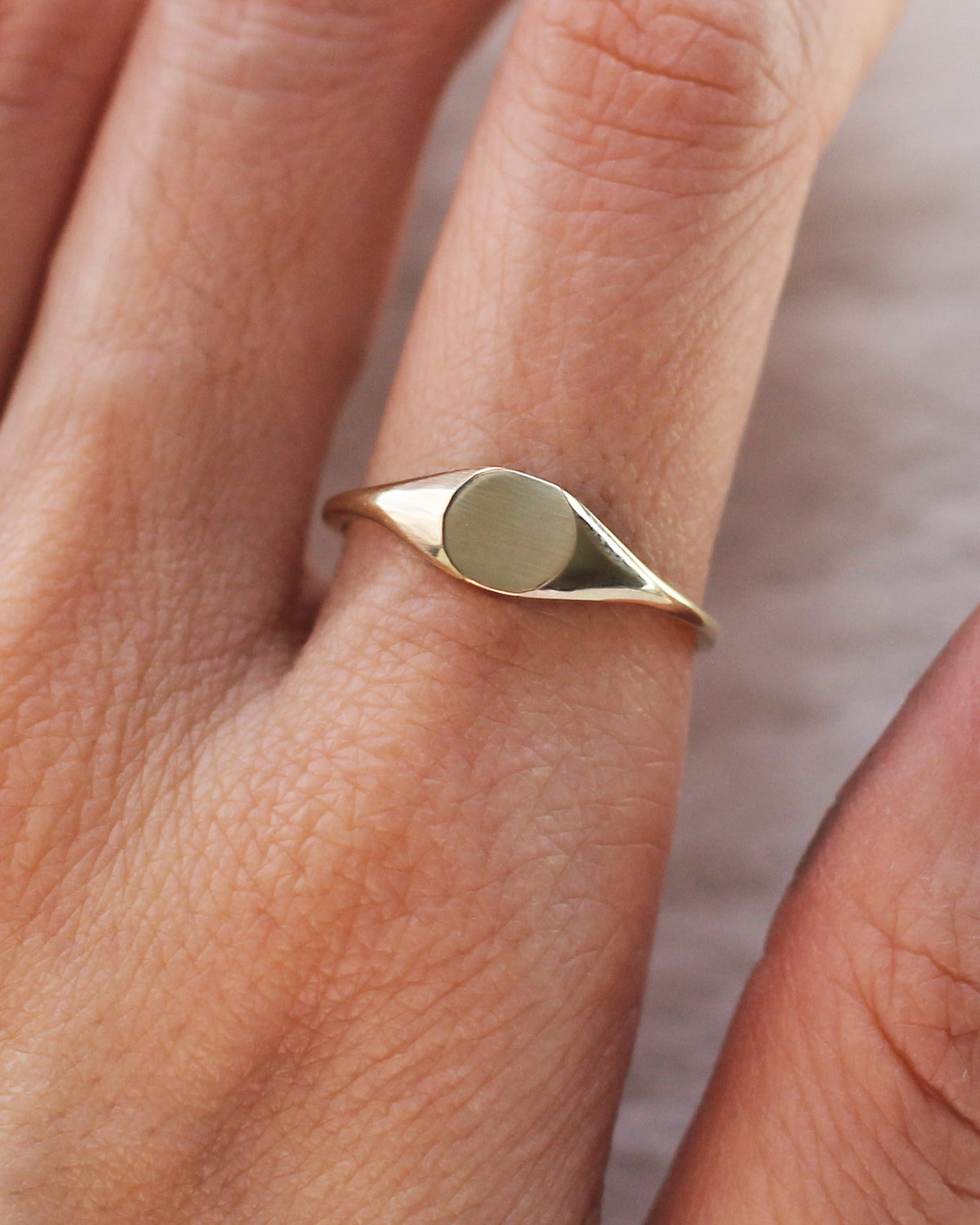 C12 - Round Signet Ring 14K Solid Gold - Size 7
