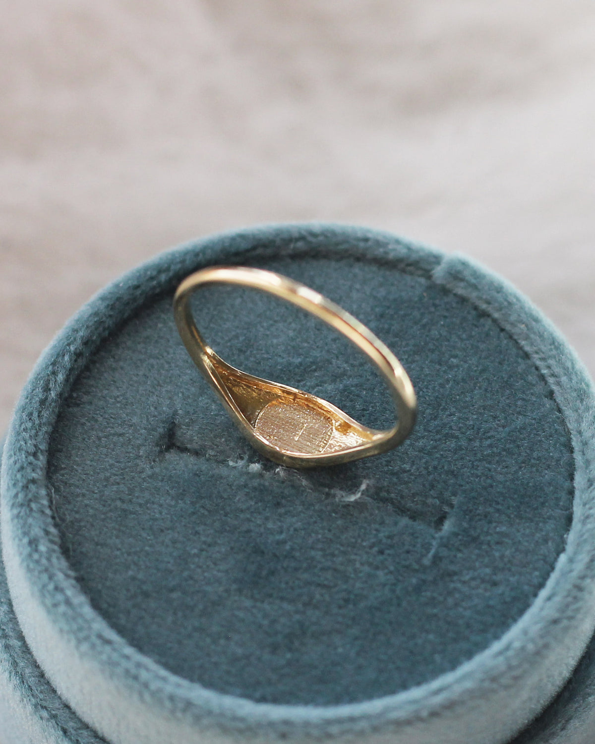 C12 - Round Signet Ring 14K Solid Gold - Size 7