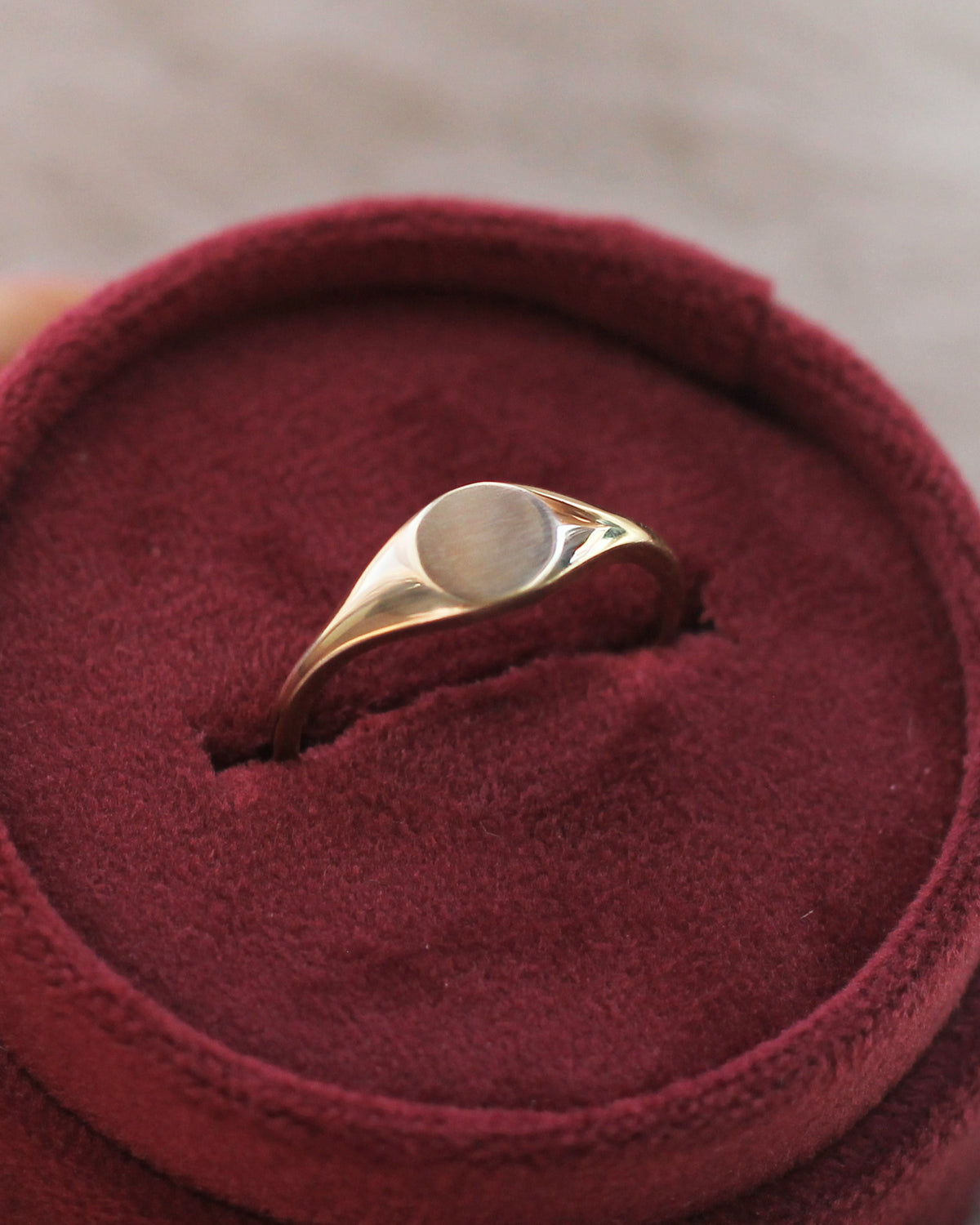 C13 - Round Signet Ring 14K Solid Gold - Size 7