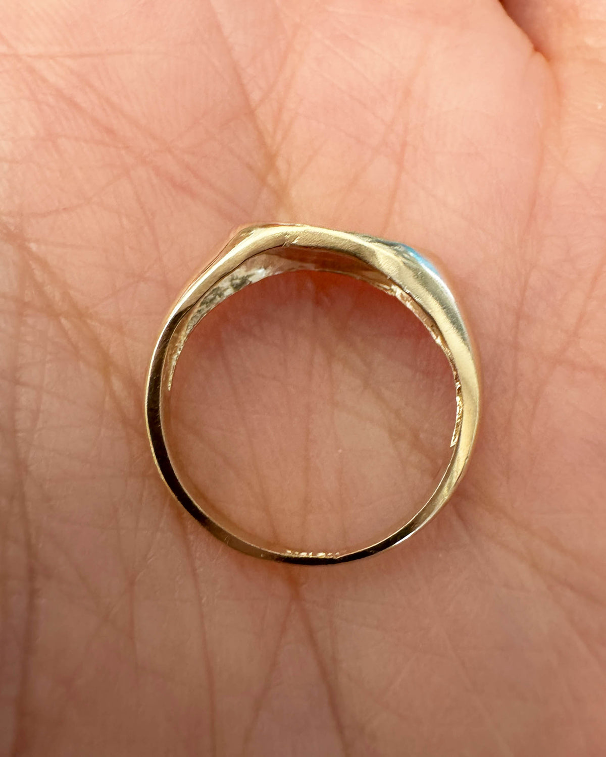 C17 - Large Oval Signet Pinky Ring 10K Gold - Size 2.25