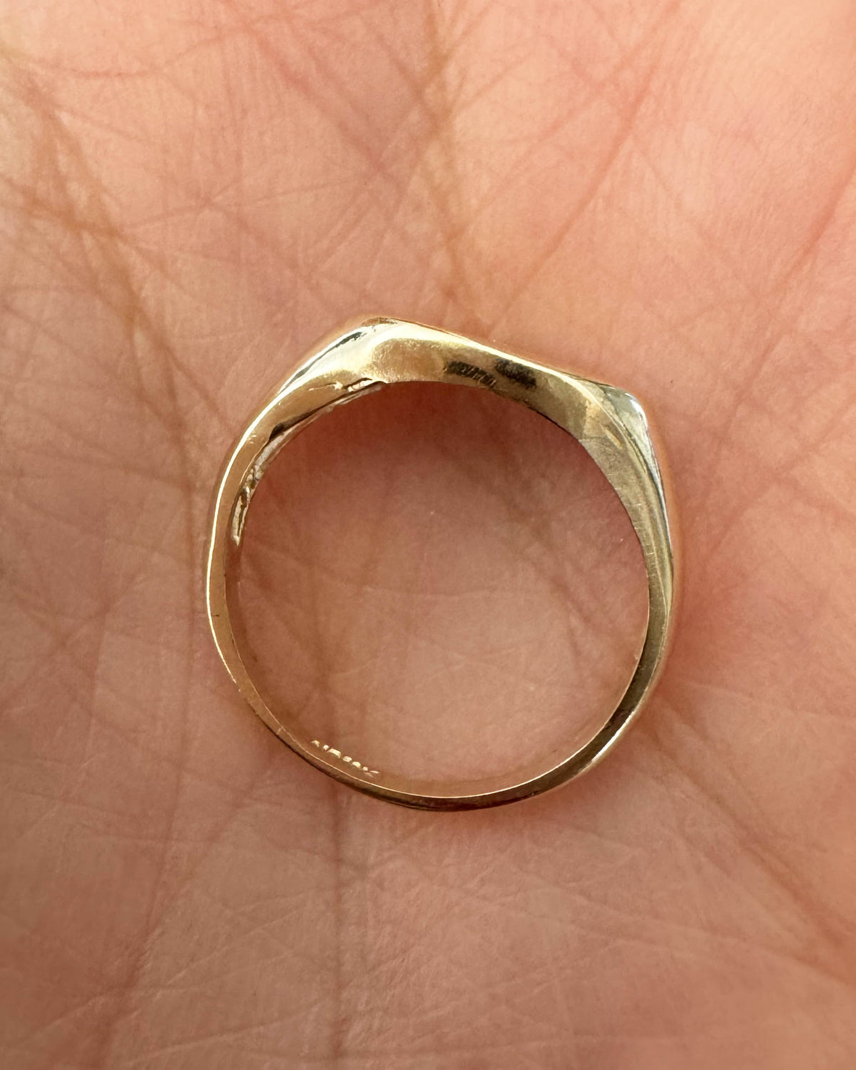 C17 - Large Oval Signet Pinky Ring 10K Gold - Size 2.25