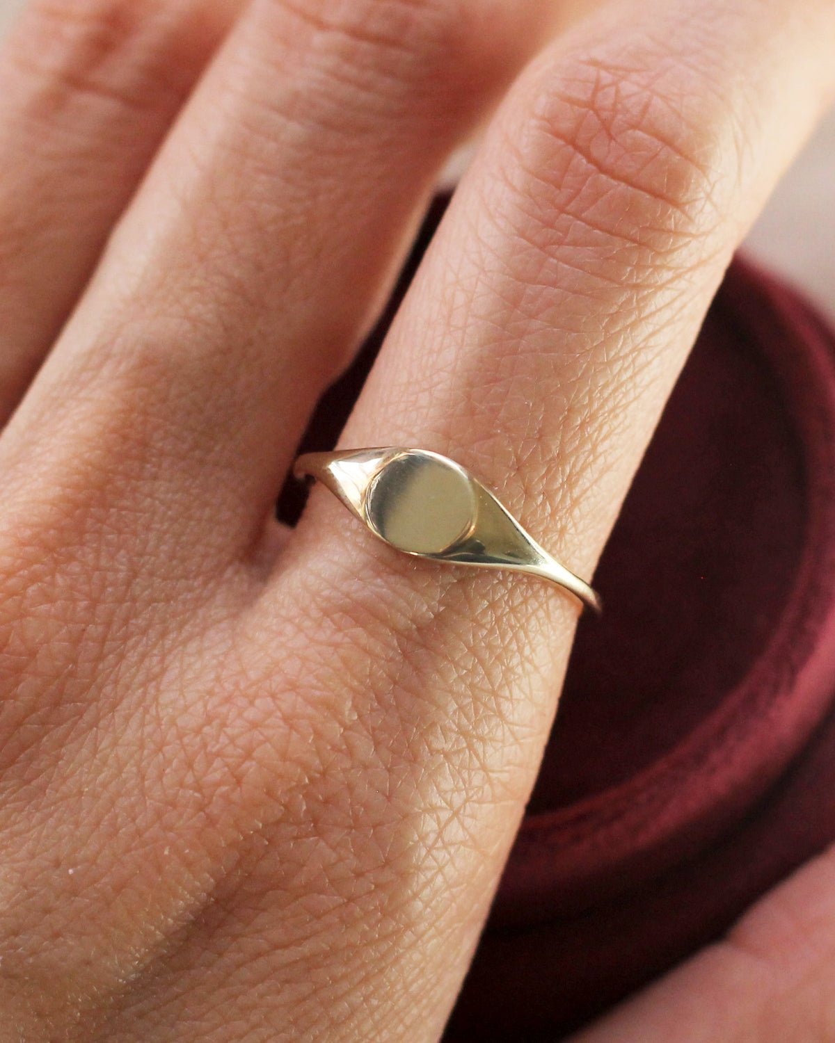 C28 Round Signet Ring 10K Solid Gold - Size 7