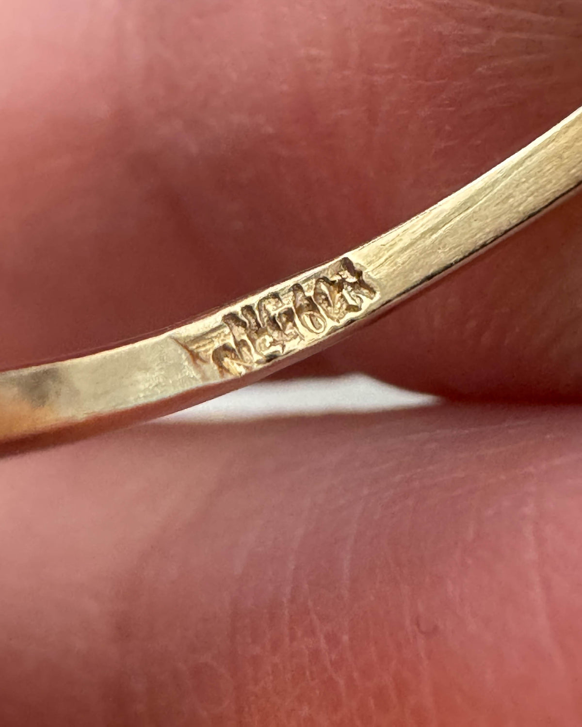C28 Round Signet Ring 10K Gold - Size 7